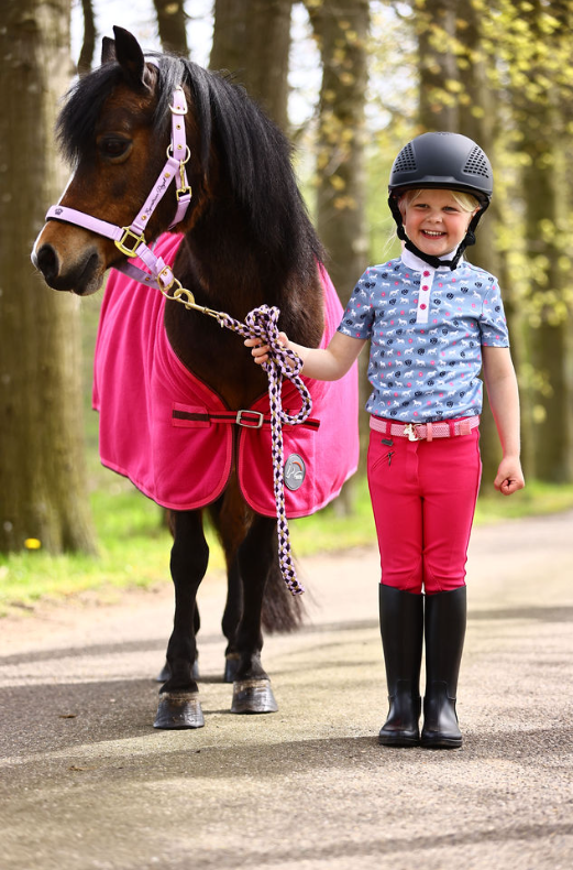 Startersset met roze paardrijbroek kinder paardrijlaarzen beginners rijhelm en handschoenen. Met deze beginnersset voor paardrijden ben je er helemaal klaar voor om te gaan paardrijden